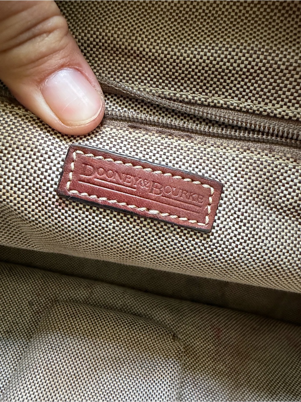 Vintage Dooney & Bourke hand bag, green DB logo pattern with brown leather - Picture 5 of 9